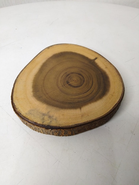 Un posavasos de madera con un patrón circular.