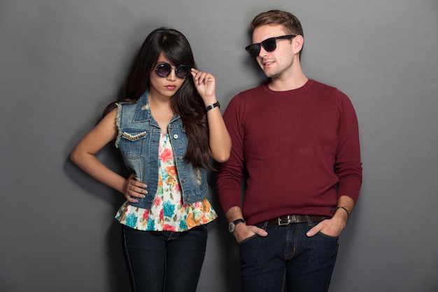 Pose chique dos jovens casal multicultural feliz