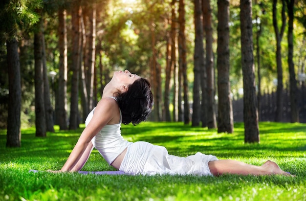 Pose de cobra de yoga en el parque