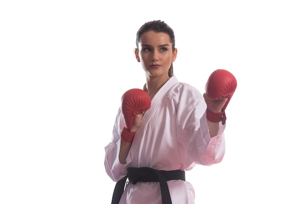 Pose de lutador de Taekwondo retrato isolado no fundo branco