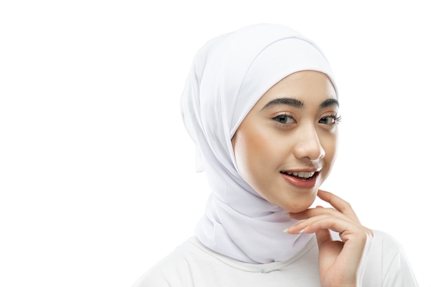 Pose de mulher hijab usando véu branco sorrindo para a câmera com copyspace