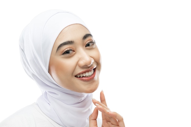 Pose de uma linda mulher hijab usando um véu branco sorrindo com copyspace