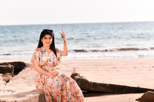 pose frontal de chica guapa casual en la playa modelo pakistaní indio