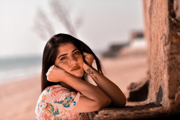 Foto pose frontal de chica guapa casual en la playa modelo pakistaní indio