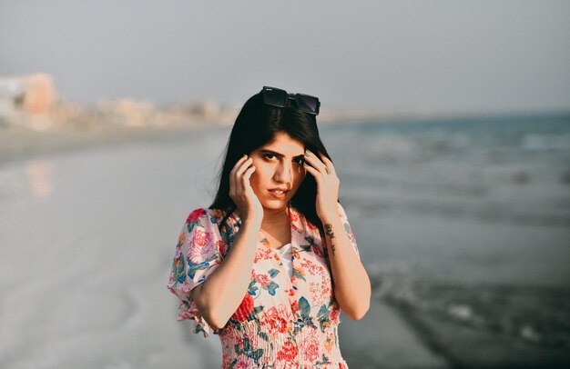 pose frontal de chica guapa feliz casual en la playa modelo pakistaní indio