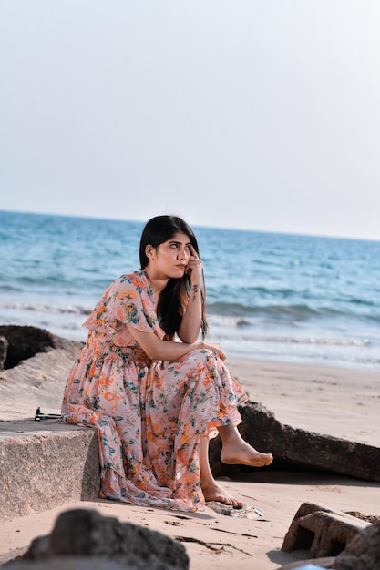 Pose frontal de menina bonita casual na praia modelo paquistanês indiano