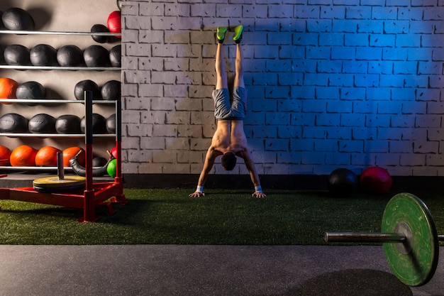 Pose push-up homem treino no ginásio