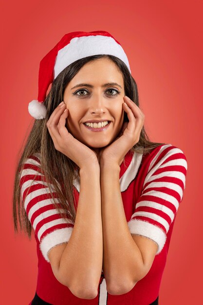 Foto la pose sonriente de la mujer roja de santa