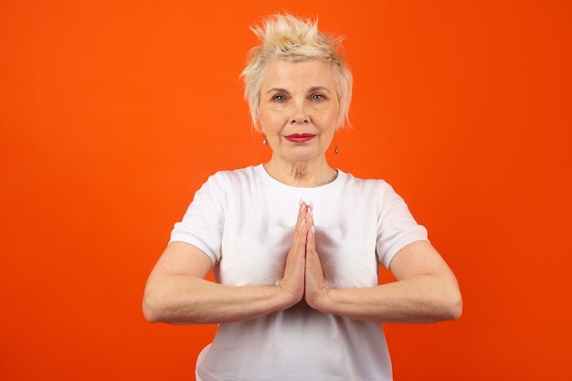 pose de yoga de adulta hermosa mujer envejecida