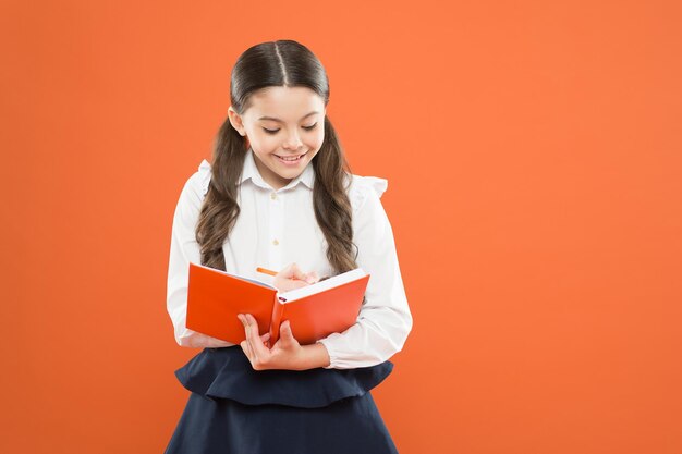 Posible todo. Colegiala disfruta del estudio. Libro de retención de uniforme escolar para niños. Lección escolar. Niño haciendo la tarea. Tu trayectoria profesional comienza aquí. Inspiración para estudiar. De vuelta a la escuela. Día del conocimiento.