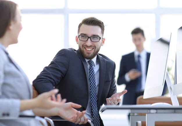 Los posibles empleados están hablando en su vida de oficina de escritorio