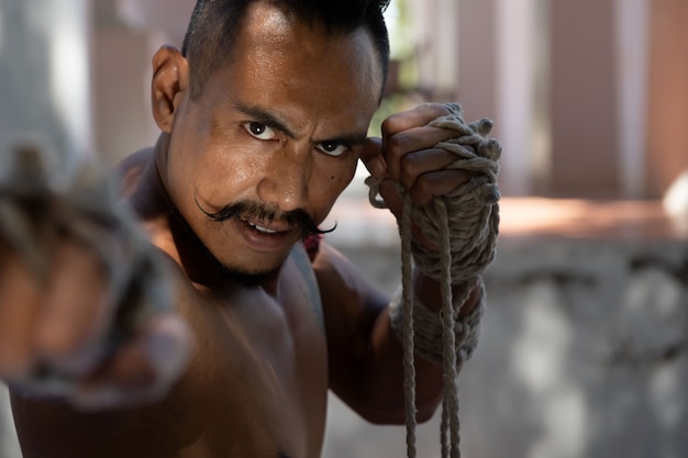 Posição de combate do antigo Muay Thai, Ayutthaya, Tailândia