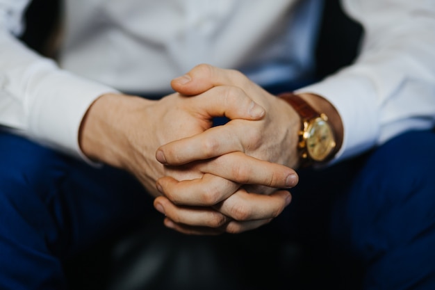 Posição elegante, segurando as mãos