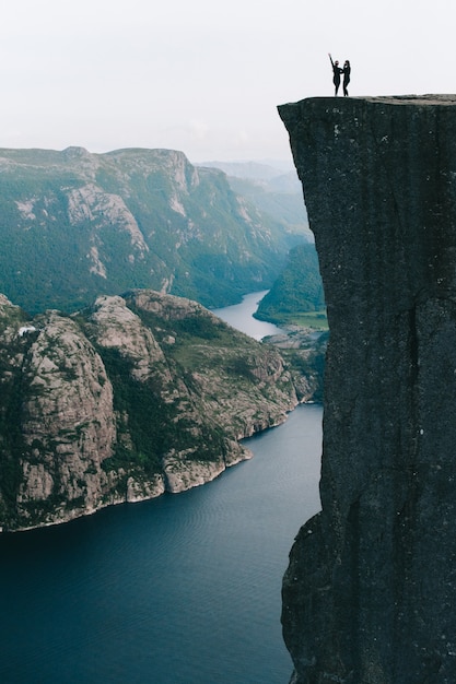 Posição homem, em, a, borda, de, preikestolen, noruega