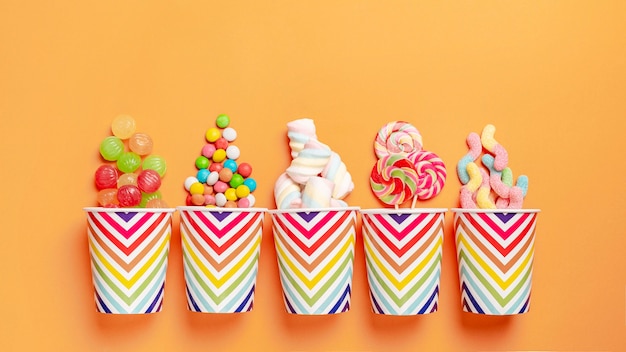 Foto posição plana de deliciosos doces coloridos