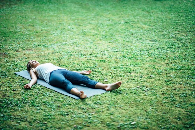 Foto posición del cadáver en el yoga