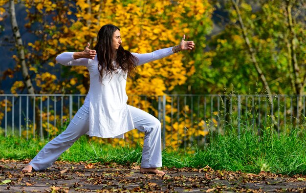 Posiciones de brazos y manos de yoga practicadas en el parque