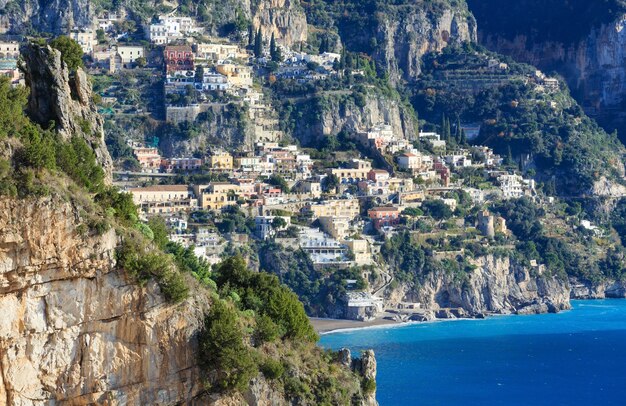 Positano-Dorfküstenansicht auf felsigem Hügel. Amalfi, Italien. Januar 2015.