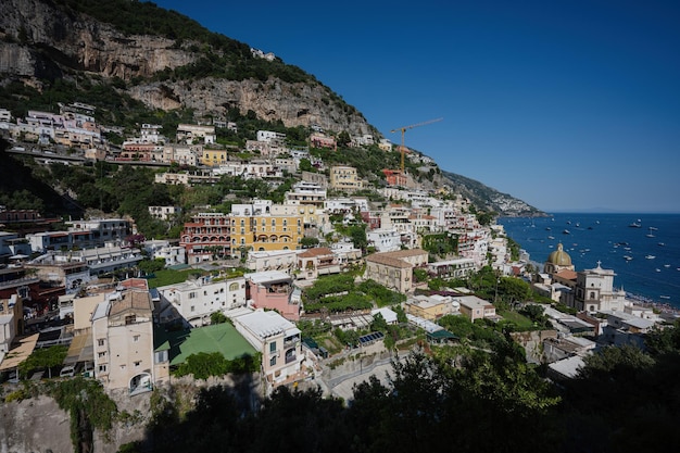 Positano con hoteles y casas en colinas que conducen a la costa cómodas playas y mar azul en la costa de Amalfi en Campania Italia