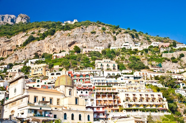 Positano ist ein Dorf und eine Gemeinde an der Amalfiküste (Costiera Amalfitana) in Kampanien, Italien.