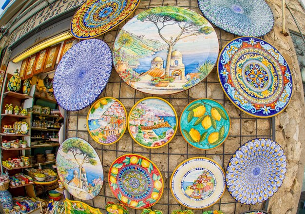 Foto positano italia - 14 de abril de 2022 cerámicas típicas vendidas en la hermosa ciudad de positano, italia