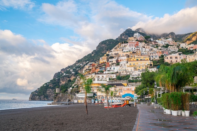 Positano, Italia - 2 de noviembre de 2019: típicas calles estrechas y coloridas casas en la ciudad de Positano, costa de Amalfi