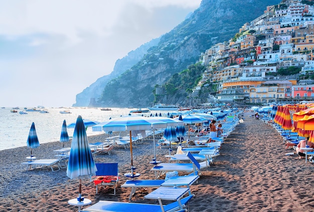 Positano, Italia - 30 de septiembre de 2017: Playa con sombrillas en la ciudad de Positano en el mar Tirreno, costa de Amalfi, Italia