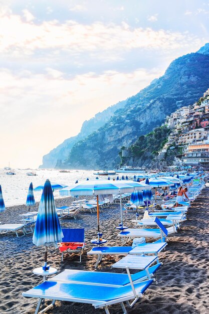 Positano, Italien - 30. September 2017: Strand mit Sonnenschirmen in der Stadt Positano im Tyrrhenischen Meer, Amalfiküste, Italien