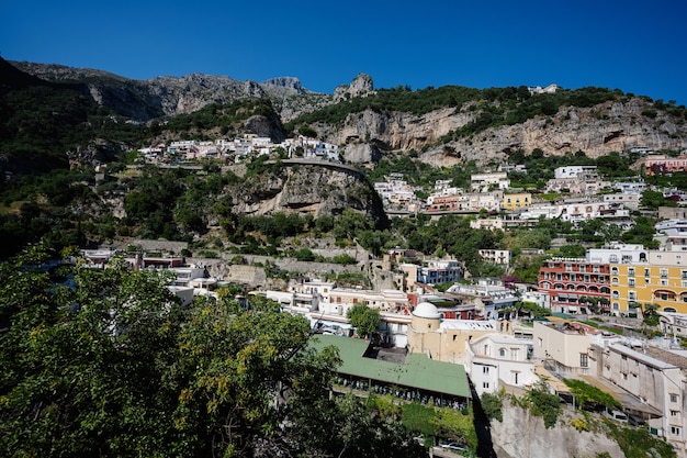 Positano mit Hotels und Häusern auf Hügeln in Kampanien Italien
