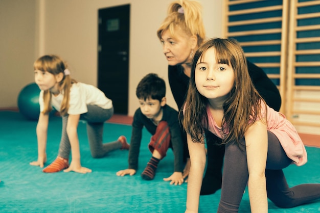 Foto positionsverbesserungsübungen für kinder