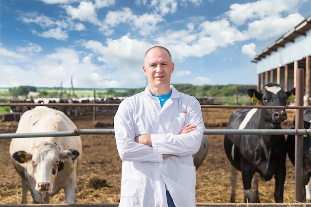 Positiv lächelnder Tierarzt auf Rinderfarm im Freien