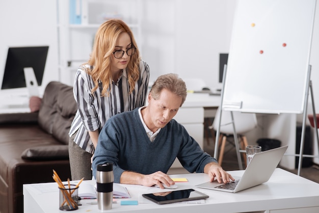 Positiv waren qualifizierte Büroleiter, die im Büro saßen, während sie am Projekt arbeiteten und einen Laptop verwendeten