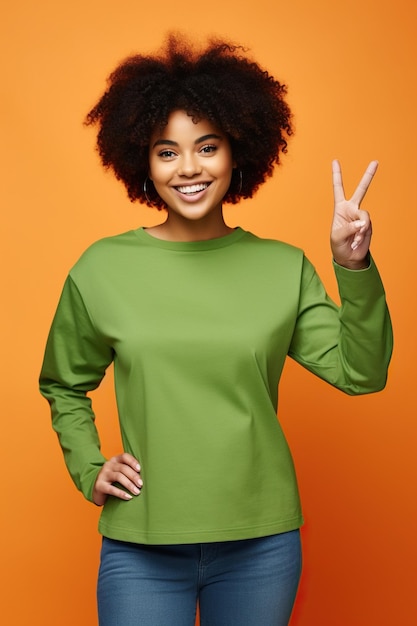 Positiva emocionada mujer afroamericana usar camisa verde mirando hacia el espacio vacío aislado fondo de color naranja