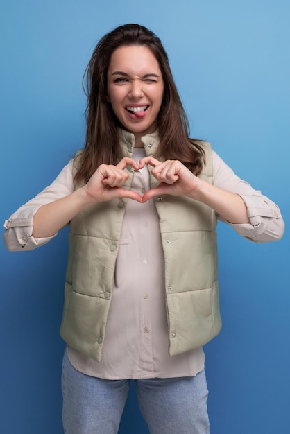 Positiva joven dama morena amigable posando y sonriendo