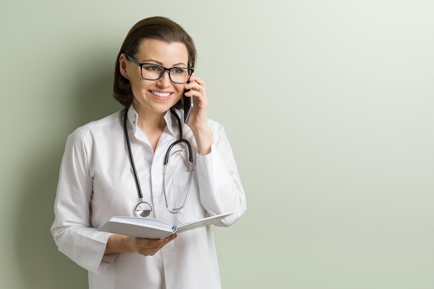 Positiva médico mulher falando no celular