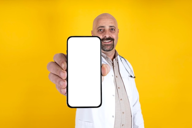 Positive Arzthaltung, Handy zeigend. Leerer leerer Bildschirm modernes Smartphone für Mock-up.
