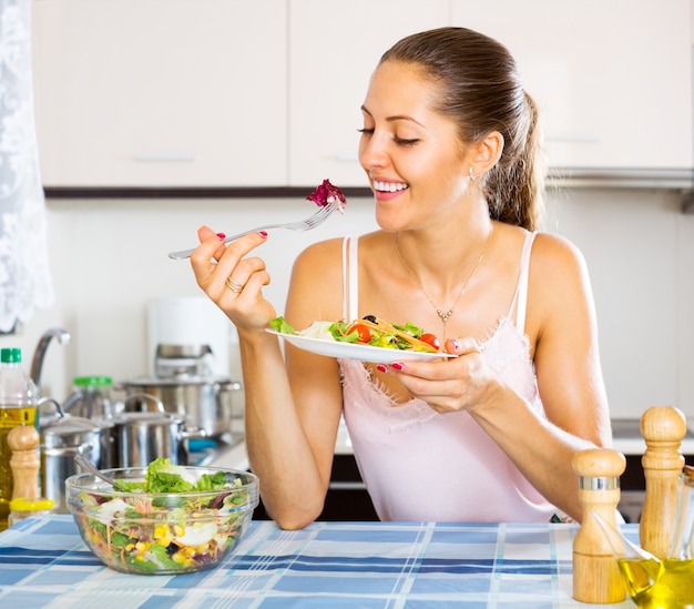 Positive Frau, die gesunden Salat isst