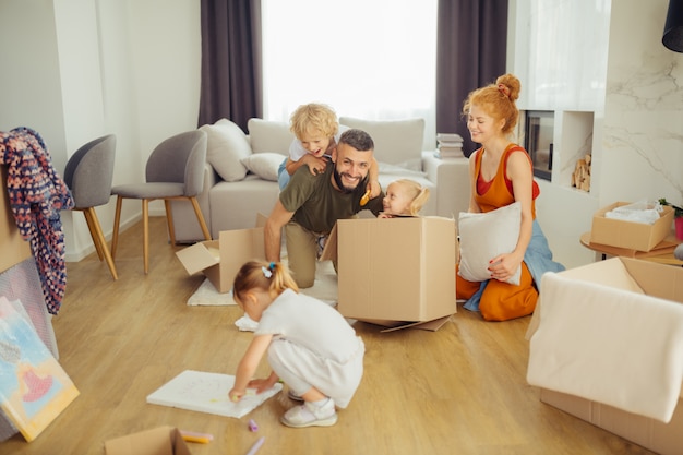 Positive freudige Familie, die ihr gemeinsames Wochenende genießt