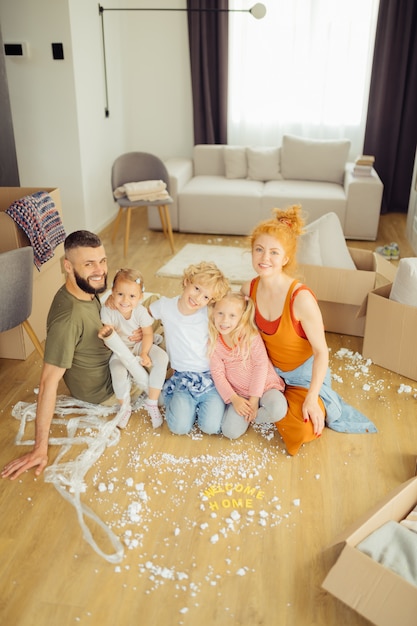 Positive freudige Familie, die sehr glücklich zusammen ist