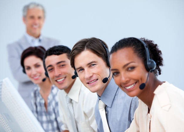 Positive Geschäftsleute, die in einem Call-Center arbeiten