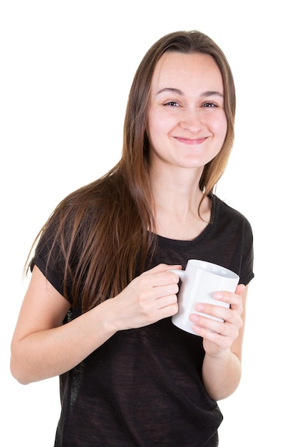 Positive junge Frau, die eine Tasse Tee hält