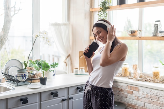 Foto positive junge frau, die musik hört