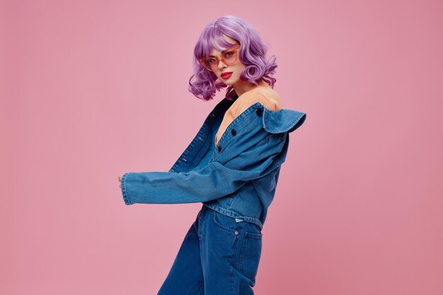 Positive junge Frau lila Haare Mode Brille Denim Kleidung Farbe Hintergrund unverändert