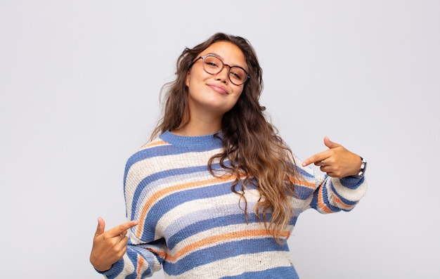 Positive junge hübsche Frau