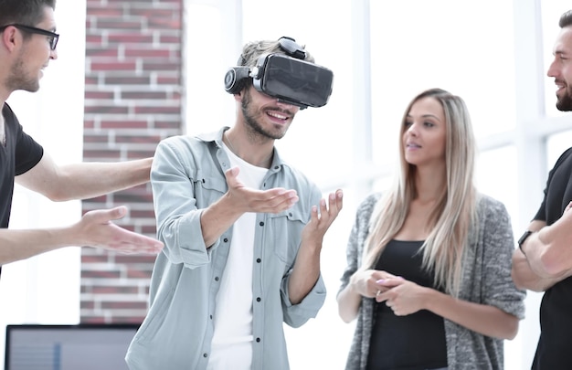 Positive Kollegen testen Virtual-Reality-Brillen