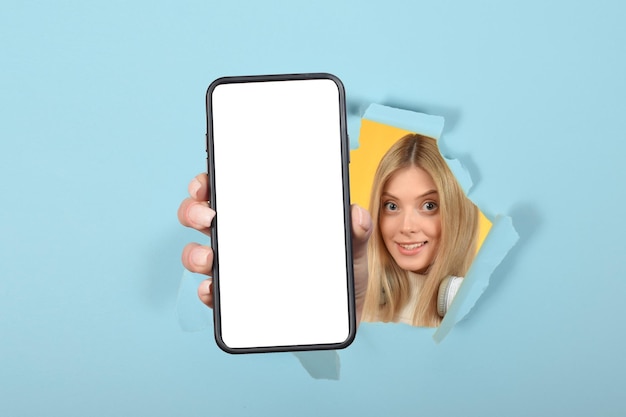 Positive Millennial-Damen halten Smartphone mit weißem, leerem Bildschirm