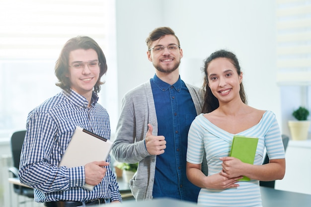 Positive Studenten, die Praktika machen