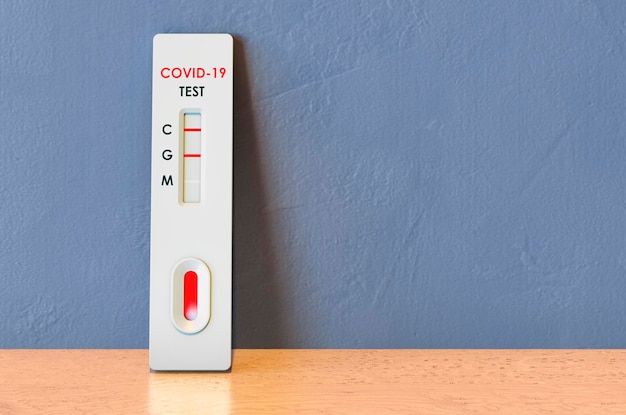 Positive Tests COVID19 Coronavirus Schnelltest-Kassette auf dem Holztisch 3D-Rendering