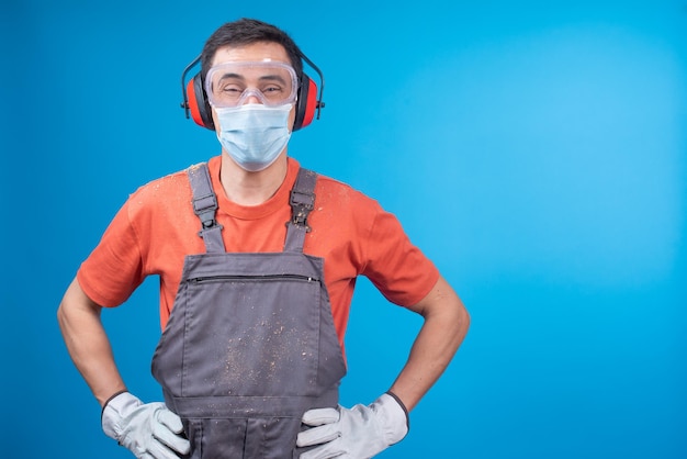 Positiver Handwerker in Gesichtsmaske während der Arbeit