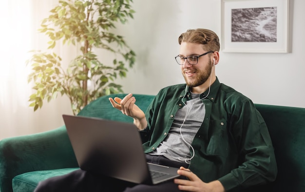 Positiver kaukasischer Mann im Kopfhörersitzen